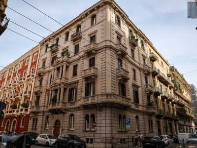 Sul lato opposto della strada, ad angolo con via Vito Nicola de Nicol�, notiamo invece Casa De Grecis (1927) costruita sempre dagli omonimi fratelli